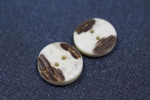 Bouton en os de buffle naturel à 4 trous – Bouton rond écologique fait main en os blanc – Accessoire de vêtement rond à 4 trous - Product Image 4