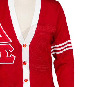Cardigan sororité Delta Sigma DST rouge en tricot à col en V, rayures blanches, manches longues, pull en acrylique avec broderie de lettres grecques - Product Image 2