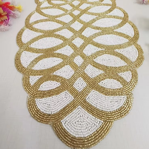 Chemin de table en perles colorées pour une décoration de salon bohème moderne, chemin de table perlé fait main avec broderie florale estivale - Product Image 1