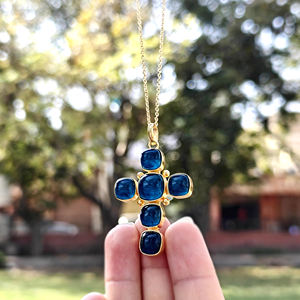 Collar de joyería con cruz cristiana, colgante con cabujón de apatita y jade en forma de cojín, con engaste tipo collet, chapado en oro sobre latón, cadena ajustable. - Product Image 2