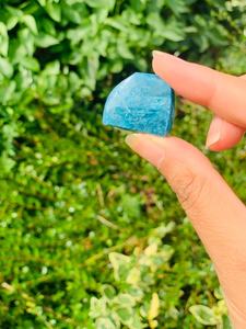 พลอยอะพาไทต์สีน้ำเงินธรรมชาติคุณภาพพรีเมียม รูปทรงอิสระ ขัดเงา ทำมือ ทนทาน ใช้เป็นเครื่องรางเพื่อการบำบัด โดย Muntaha Agate - Product Image 3