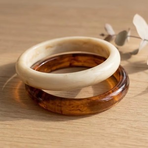 Bracelet en résine écologique, accessoire de mode confortable pour usage quotidien, disponible en artisanat naturel pour femmes - Product Image 1
