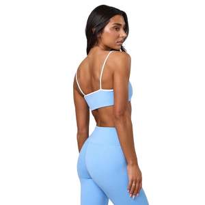 Sujetador deportivo azul claro para mujer con logo personalizado, ribete en contraste, tirantes finos, top corto para entrenamiento, conjunto de gimnasio con cuello en V, ropa deportiva al por mayor - Product Image 5