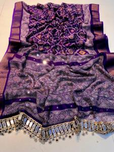 Sari de seda de diseño con bordado de espejo auténtico y ribete de encaje, con blusa a juego con bordado jacquard. - Product Image 2