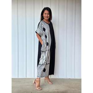 Robe Kaftan Femme Noire et Blanche, Coupe Ample Oversize, Imprimé Batik, Design Demi-Demi, Sans Manches, Décontractée, Écologique et Naturelle - Product Image 2