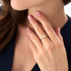Bague signet de luxe en or jaune 14K/18K avec diamants multiformes, bande en grappe, bijou moderne unique et audacieux, bague de fiançailles unique - Product Image 6