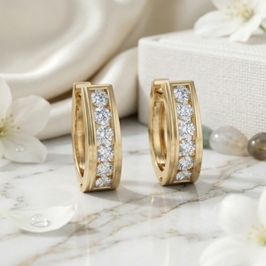 Pendientes de aro anchos tipo Huggie con diamantes cultivados en laboratorio, corte brillante redondo, engastados en canal, chapados en oro de 10k, 1.75 CTW, certificados - Product Image 1