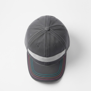 หมวกเบสบอลทรงสปอร์ตแถบสะท้อนแสงแบบกำหนดเองได้ 6 แผง ระบายอากาศได้ดี สวมใส่สบาย ผ้าฝ้ายสีเทา ปีกหมวกหลากสี - Product Image 5