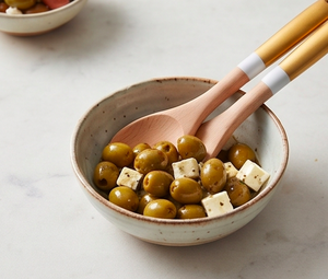 Ensemble de service à salade en bois avec poignées en métal doré, design minimaliste, couverts réutilisables pour la restauration, l'hôtellerie et les événements. - Product Image 5