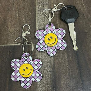 Nouvel Arrivage – Porte-clés en Cuir Véritable Personnalisé avec Motif Fleur, Design Échiquier Premium, pour Voiture et Sac – Vente en Gros Direct Usine - Product Image 4