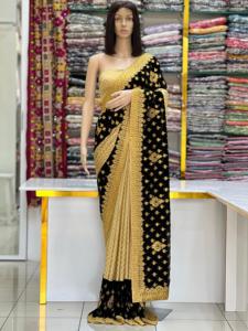 Elegante conjunto de saree de terciopelo puro con blusa de seda Malai, con bordados elaborados, trabajo artesanal fino y un elegante borde decorativo. - Product Image 2