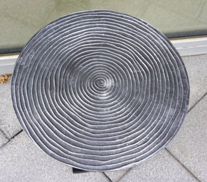 Table d'appoint en métal argenté brossé avec plateau à anneaux concentriques et piétement en forme de goutte d'eau, petite table basse d'appoint, cadeau, en promotion - Product Image 5