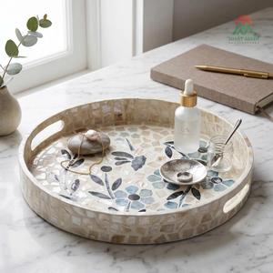 Plateau rond artisanal incrusté de nacre avec poignées, design floral bohème, plateau de service décoratif - Product Image 2