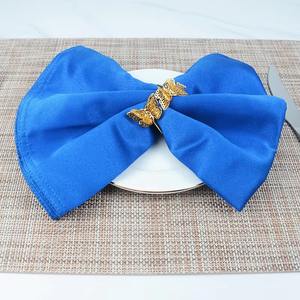 Anillos de servilleta de metal con textura de mariposa que brindan una sensación de ritual y ocasión, incluso durante las comidas diarias. - Product Image 3