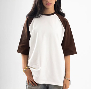 Fournisseur en gros de t-shirts en coton à manches raglan bicolores contrastées marron foncé avec logo personnalisé - Product Image 1