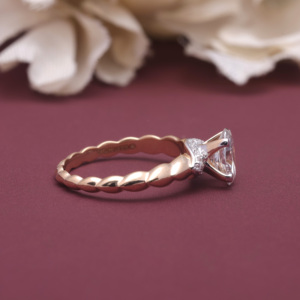 Bague de fiançailles en argent sterling 925 massif avec diamant ovale de laboratoire certifié IGI, tige torsadée et halo caché, style solitaire - Product Image 5