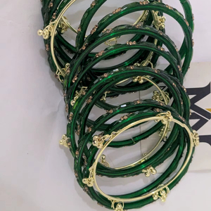 Ensemble de bracelets Churiyan en perles de verre, finition ombrée, accents scintillants, couleurs personnalisées, motifs traditionnels kashmiris, artisanat en résine, à vendre - Product Image 1