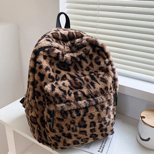 Sac à dos de voyage scolaire en fausse fourrure pelucheuse à imprimé léopard de luxe personnalisé pour femmes et filles - Product Image 1