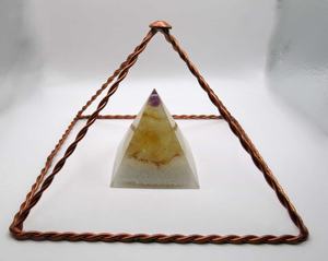 Pirámide de Cobre Puro de 4 Pulgadas para Sanación Espiritual, Generador de Energía para Salas de Meditación, Decoración del Hogar y Equilibrio Vastu - Product Image 1