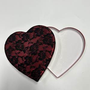 Caja de Regalo de Boda con Forma de Corazón, Personalizada con Encaje Rojo Elegante y Listón - Product Image 1