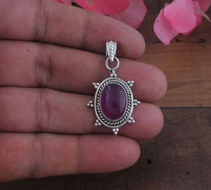 Pendentif ovale vintage en jade violet fait main SHREE JAIPUR SILVER, plaqué argent sterling 925, avec cadre en granulation effet soleil. - Product Image 3