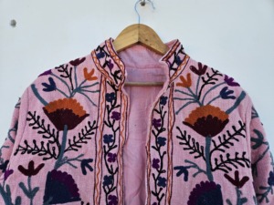 SHREE RADHA GOVIND EXPORTS Veste ethnique artisanale pour femme, en velours imprimé, broderie Suzani florale, chaude pour le printemps/l'automne/l'hiver - Product Image 4