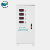Stabilisateur de tension triphasé moderne 15 kVA 380 V, régulateur automatique avec affichage LED pour les réseaux électriques des centres commerciaux
