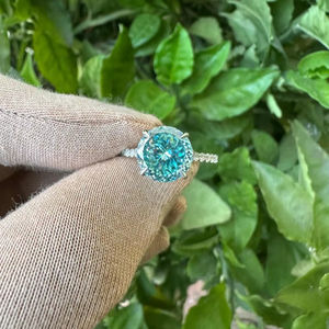 Anillo Solitario de Moissanita Azul Cian con Corte Redondo y Halo Oculto para Mujer, Plata 925 Original, Joyería Fina Premium para Enamorados - Product Image 1