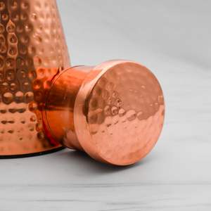 Botella de agua de cobre martillado con un elegante diseño artesanal en color cobre metálico brillante y acabado de alto brillo premium. - Product Image 5