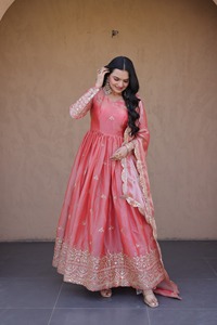 Dhwaja Export – Nouvelle tenue Anarkali moderne en soie pour femme, prête à porter, avec broderies et travail de sequins Zari, longueur ras du sol, idéale pour mariage/fête - Product Image 2