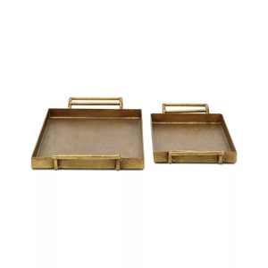 2 bandejas decorativas rectangulares de latón dorado con asas de hojas y ramas de frutas, artesanía metálica - Product Image 1