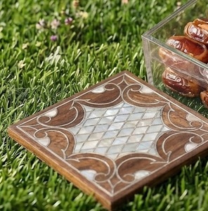 Caja Cuadrada de Madera Artesanal Marroquí con Tapa Incrustada de Madreperla para Exhibir Chocolate y Dátiles - Product Image 1