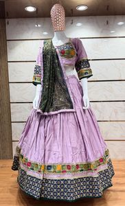 Lehenga Choli de Seda Romana Pura con Encaje de Estilo Vintage y Dupatta con Estampado Bandani en Chifón, Ropa Festiva para Mujer - Product Image 6