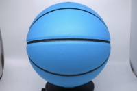 Ballon de basketball bleu clair uni en PU taille 7 avec chambre à air en caoutchouc naturel butyle pour personnalisation OEM