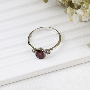 Vente en gros de bagues en argent sterling 925 avec rubis ovales naturels et diamants sertis en clos, trois pierres, Memoria Jewels - Product Image 3