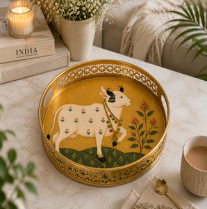 Bandeja redonda de latón con arte de vaca sagrada en pichwai metálico, borde de filigrana ornamentado, disponible a precios de mayoreo. - Product Image 1