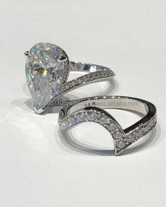 Bague de fiançailles en forme de poire cultivée en laboratoire avec bande de mariage pavée incurvée assortie ensemble de bagues de mariée élégantes - Product Image 1