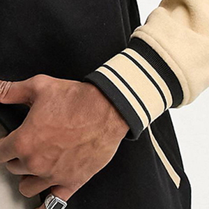 Veste varsity noire pour homme avec manches beiges et logo brodé au dos, design décontracté à col rabattu - Product Image 2