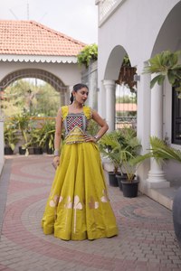 Ensemble Lehenga brodé jaune avec blouse ornée de miroirs, robe de mariée indienne traditionnelle en coton longueur ras du sol, coupe ample pour femme - Product Image 1