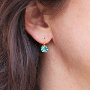 Boucles d'oreilles pendantes élégantes en laiton avec pierre d'améthyste violette ronde taillée, bijoux minimalistes pour femmes, vente en gros - Product Image 3