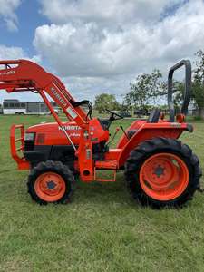 รถแทรกเตอร์คูโบต้า L3400 สำหรับงานหนัก พร้อมเครื่องยนต์ดีเซลที่เชื่อถือได้ ระบบขับเคลื่อน 4 ล้อ ระบบไฮดรอลิกประสิทธิภาพสูง และเหมาะสำหรับงานเกษตร - Product Image 3