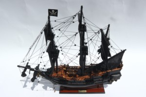 PERLA NEGRA |   MODELO PEQUEÑO 40 CM |   Barco Pirata de Madera Pintado a Mano, Arte Folclórico, Decoración Navideña, Colección para Amantes de las Películas - Product Image 2