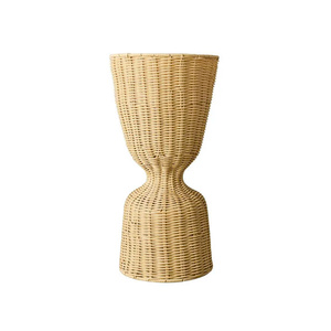 Vase en rotin artisanal au design naturel et au toucher simple, urne décorative en osier pour l'aménagement de hôtels de luxe et d'événements - Product Image 2