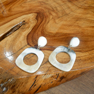 Boucles d'oreilles pendantes en corne naturelle beige et noire faites à la main pour femmes, style moderne et élégant, conçues avec amour - Product Image 1