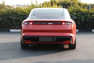 Auto Eléctrico Sedán 2024 con Tracción en las Cuatro Ruedas, Batería de Litio, Neumáticos R18, Asientos de Cuero, Interior Rojo y Negro, Exterior Marrón - Product Image 4