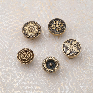 Pomo de latón antiguo con diseño floral, tirador decorativo en relieve para cajones, manija ornamental para muebles, tirador vintage para armarios y cómodas. - Product Image 4