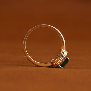 Anillo de Compromiso de Oro Amarillo de 14K con Gema Verde Corte Esmeralda y Halo de Diamantes, Joyería Fina Personalizada para Mujer - Product Image 4