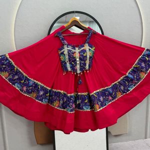 Lehenga Choli en coton premium pour Navratri avec un véritable travail de miroir, un chemisier en soie imprimée et un dupatta brodé de sequins et de fils épais. - Product Image 4