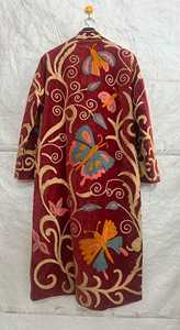 Manteau long en velours Suzani élégant et unique, brodé à la main, motif papillon, bordeaux, style bohème floral, veste longue imposante - Product Image 5