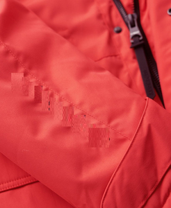 Parka Larga con Capucha para Hombre, Roja, Informal, de Poliéster, con Bolsillos, Cierre de Cremallera y Diseño de Parches - Product Image 3